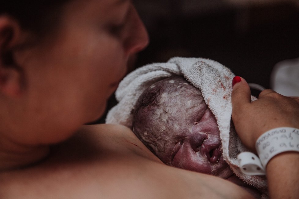 Chlapeček Grayson se kvůli těžké vývojové vadě narodil mrtvý. Fotografka zachytila jeho emotivní příchod na svět i následné loučení.