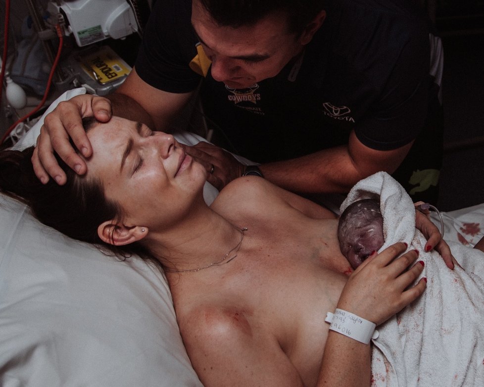 Chlapeček Grayson se kvůli těžké vývojové vadě narodil mrtvý. Fotografka zachytila jeho emotivní příchod na svět i následné loučení.