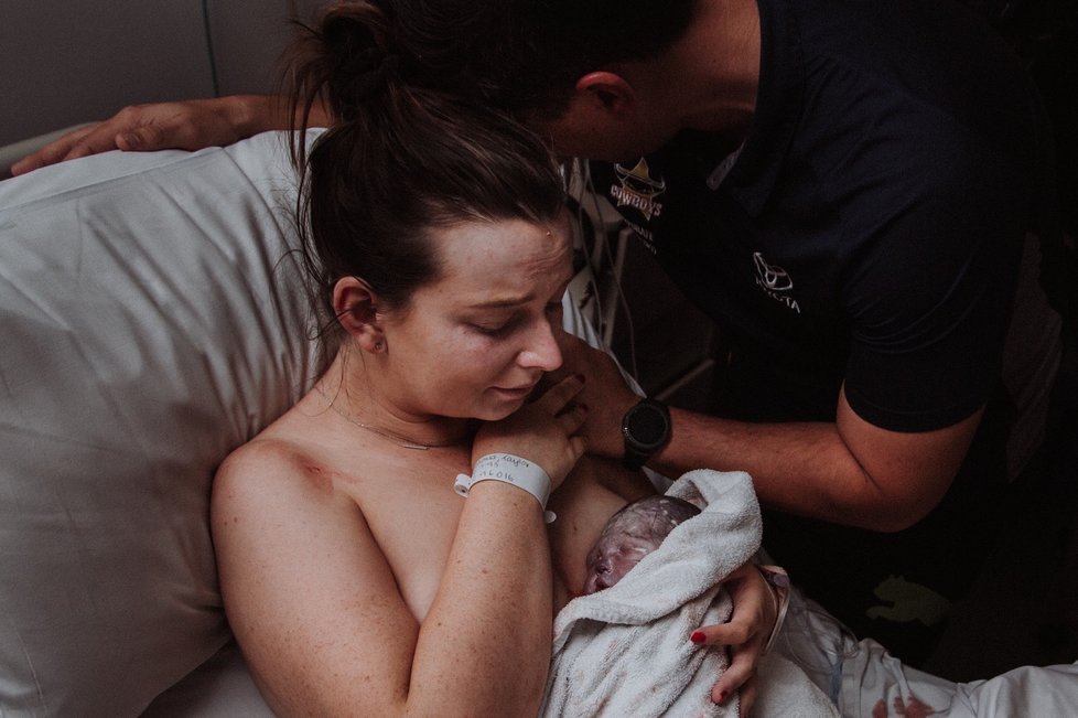 Chlapeček Grayson se kvůli těžké vývojové vadě narodil mrtvý. Fotografka zachytila jeho emotivní příchod na svět i následné loučení.