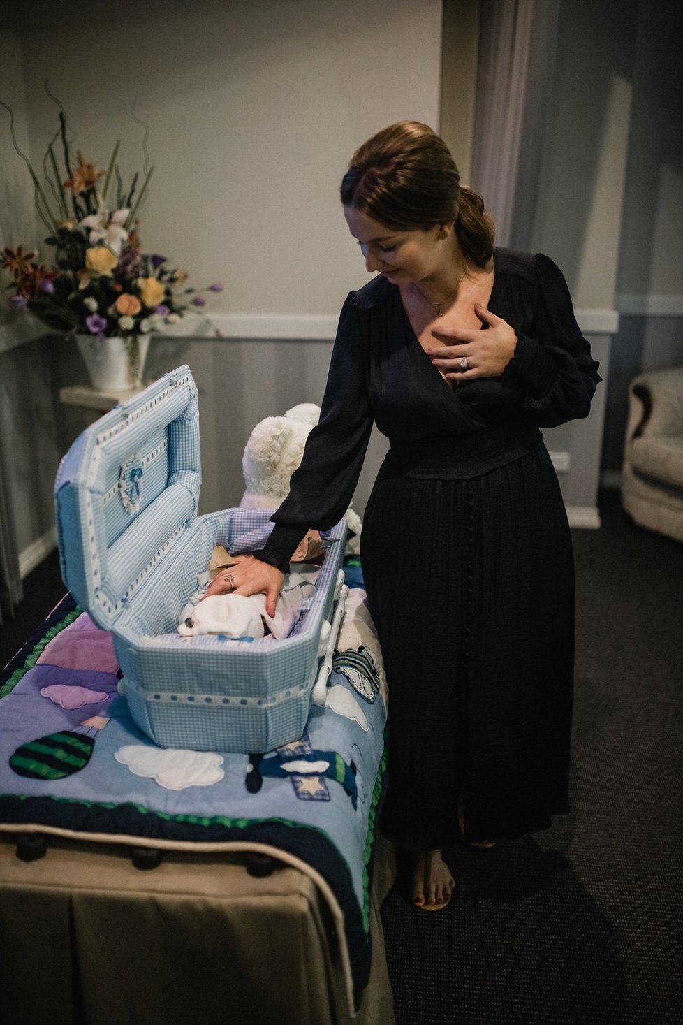 Chlapeček Grayson se kvůli těžké vývojové vadě narodil mrtvý. Fotografka zachytila jeho emotivní příchod na svět i následné loučení.