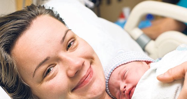 Některé maminky tlačí na doktory, aby jim kvůli končícímu vyplácení porodného pomohli s miminkem na svět dřív.