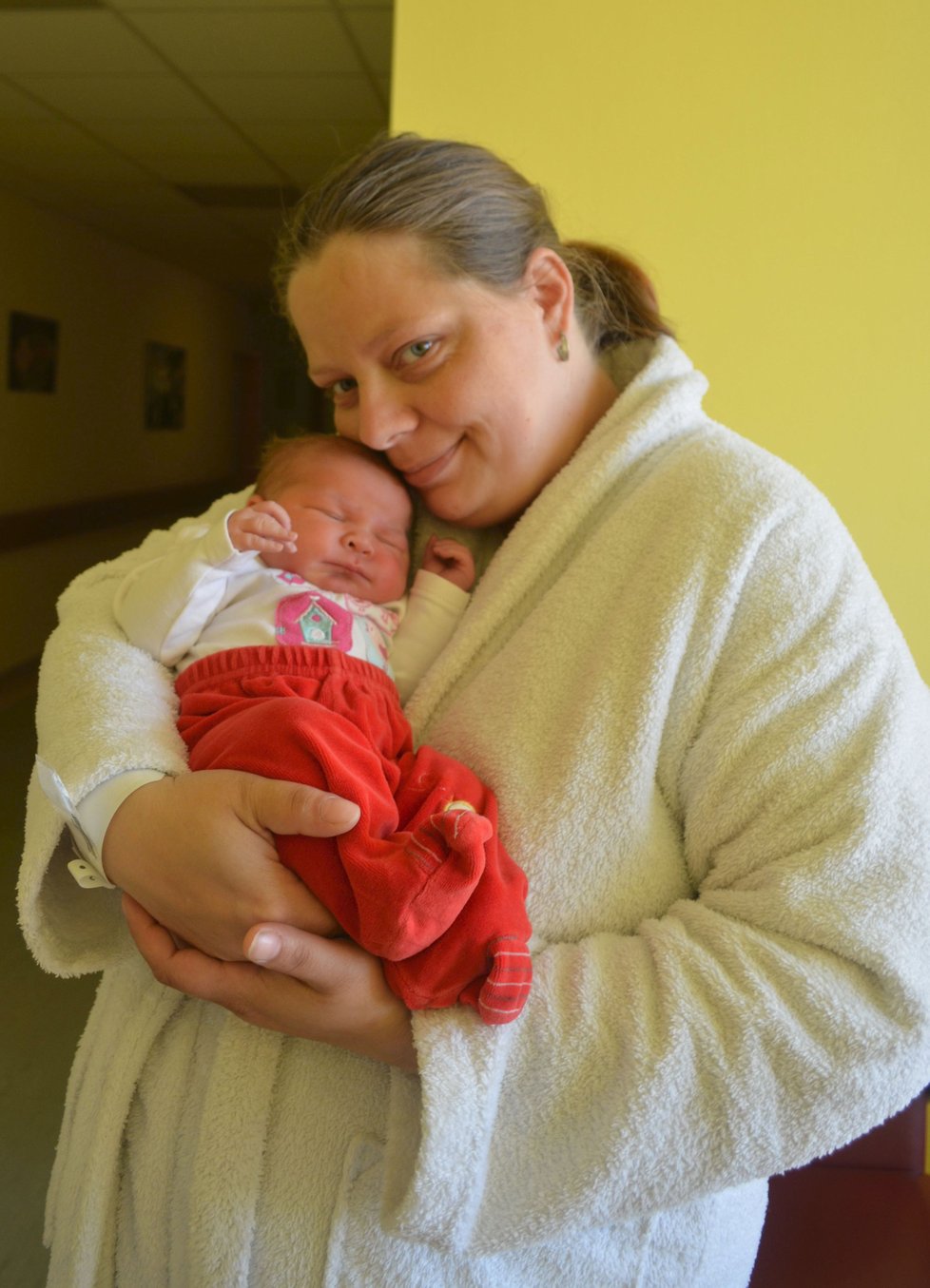 Šárka Džupinová s Viktorkou v poslední den pobytu v porodnici před odjezdem domů.