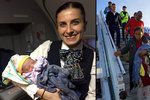 Žena porodila na palubě letadla.