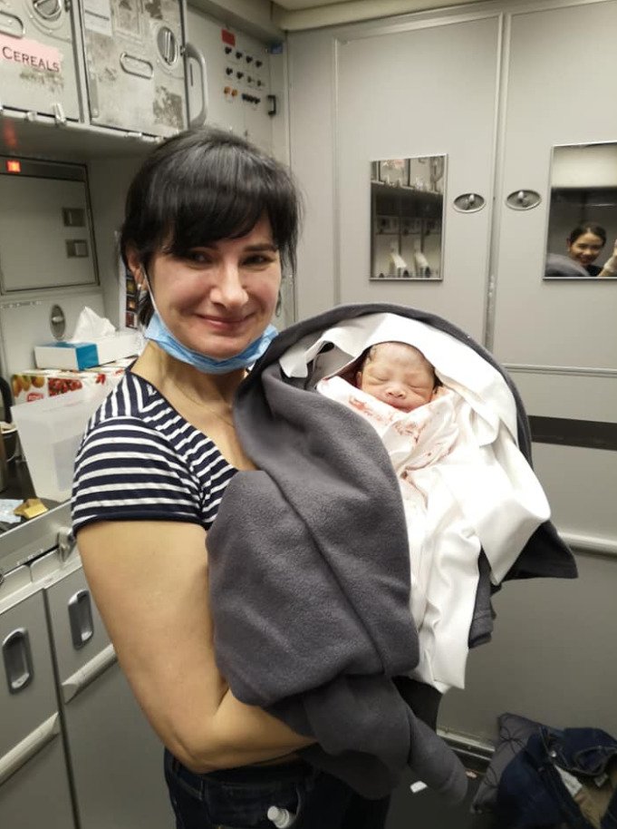 Ukrajinská lékařka Alena Fedčenková pomáhala s porodem na palubě letadla.