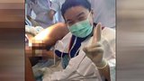 Porodní selfie: Doktorka to přehnala u matky s roztaženýma nohama 