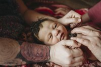 Neuvěřitelně dojemné video: Žena porodila dceru adoptivním rodičům