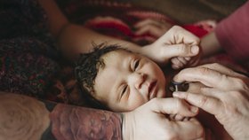 Neuvěřitelně dojemné video: Žena porodila dceru adoptivním rodičům