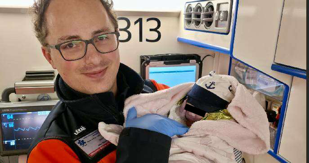 Překotný domácí porod na jihu Čech: Záchranáři dorazili na poslední chvíli