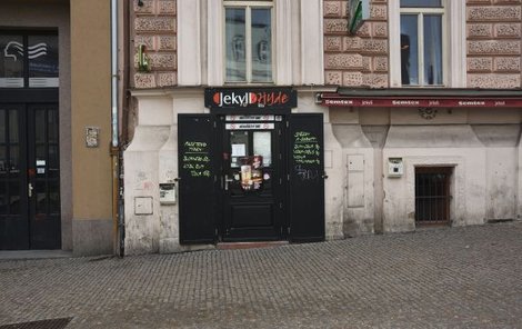 Bar je v centru Plzně.