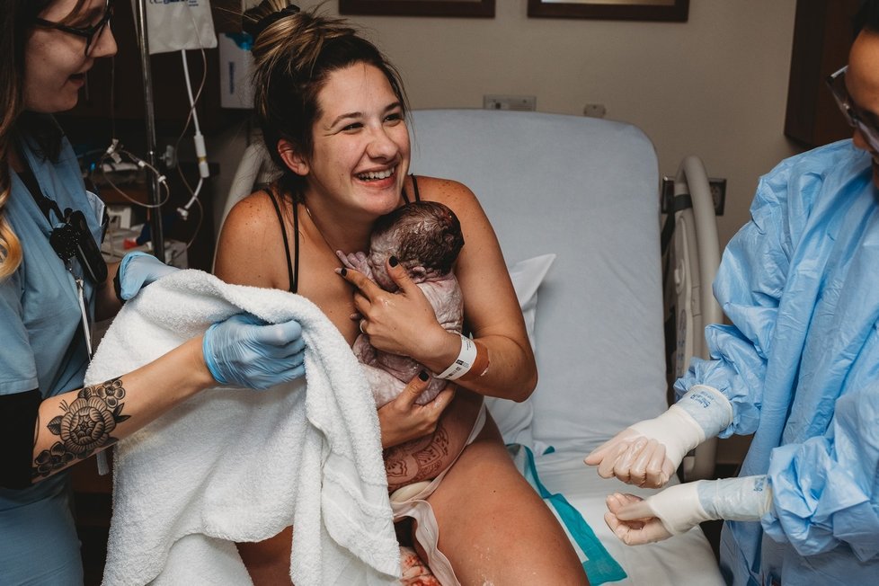 Náhradní matka Lauren v porodnici na Floridě porodila malou Nelly dvěma tatínkům.