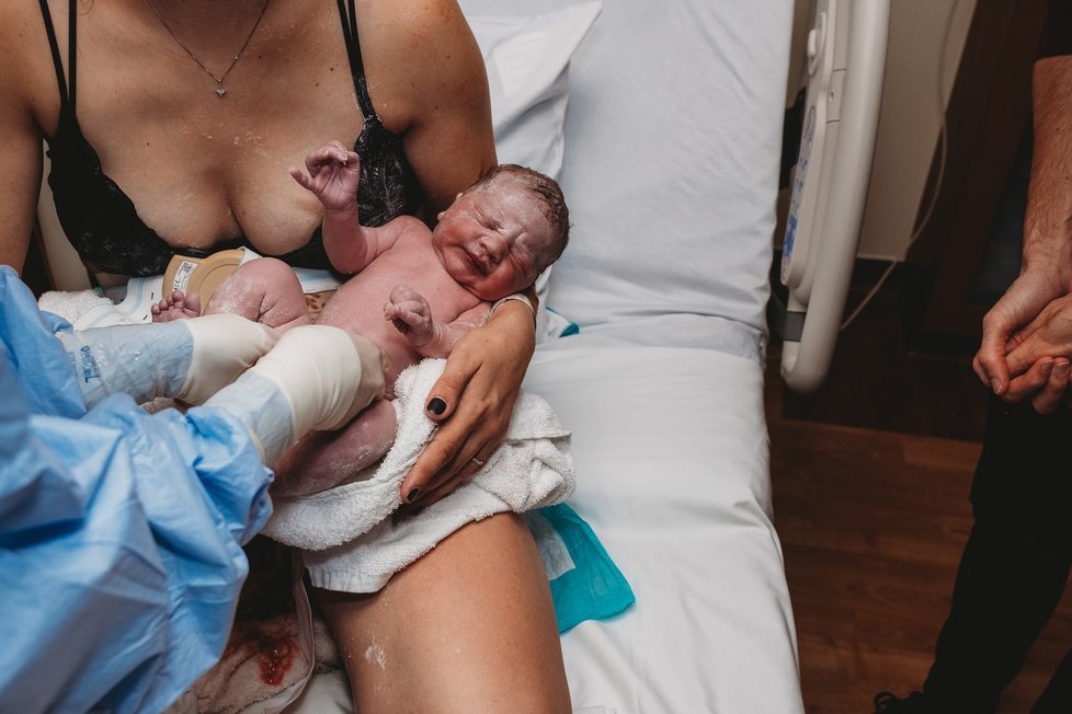 Náhradní matka Lauren v porodnici na Floridě porodila malou Nelly dvěma tatínkům.