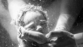 Vítězná fotografie zachycuje novorozené miminko ve vodě.