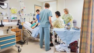 Příručka moderního fotra: Otec u porodu – to je ten, co jenom překáží a je tam k ničemu Příručka moderního fotra: Otec u porodu – to je ten, co jenom překáží a je tam k ničemu