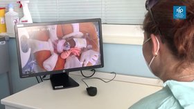 Novinka ve FN Ostrava: Miminka v inkubátorech pozorují kamery a na dálku i máma s tátou