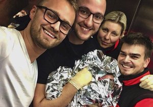 Kontroverzní snímek: Proti porodu mimo nemocnici se bouří sociální sítě!