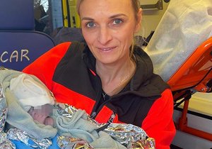 Překotný porod na Přeloučsku: Miminko s matkou odrodili záchranáři