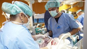 Deniel několik vteřin po porodu, doktoři mu právě naplácali, aby vyvolali pláč a dýchací reflex