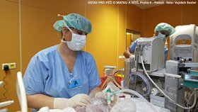 Lékařka zapojuje Denielovi ventilátor, který mu bude v prních dnech pomáhat s dýcháním