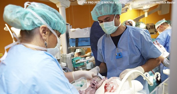 Deniel několik vteřin po porodu, Doktořui mu právě naplácali, aby vyvolali pláč a dýchací reflex