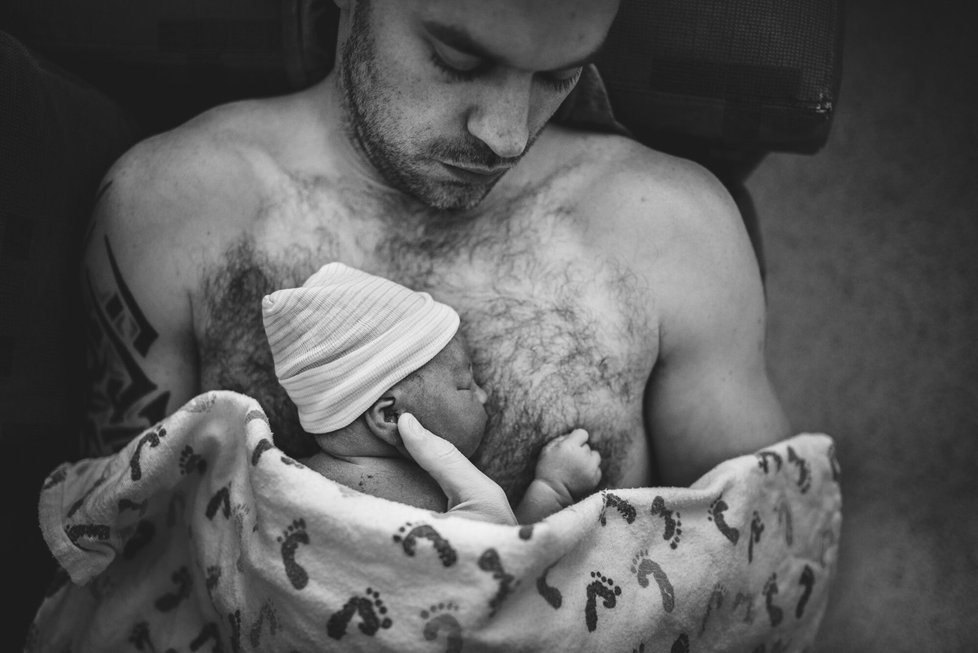 Americká fotografka Beth Farnsworth se specializuje na porodní fotografie.