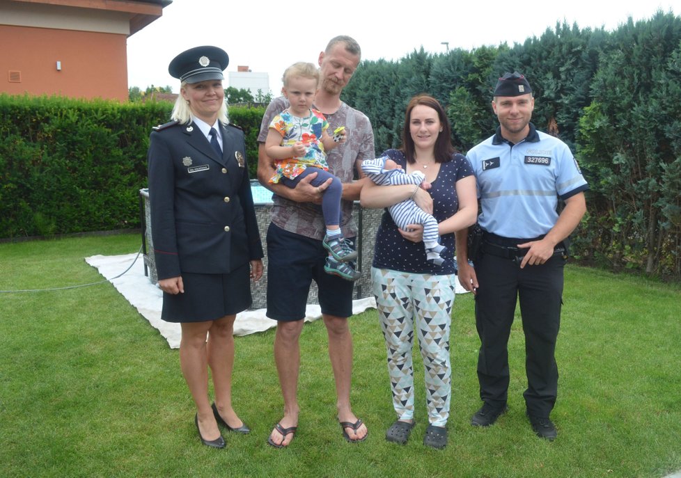 Rodiče malého Nikolase se 14 dní po narození syna setkali s policisty a poděkovali jim za pomoc na cestě do porodnice.