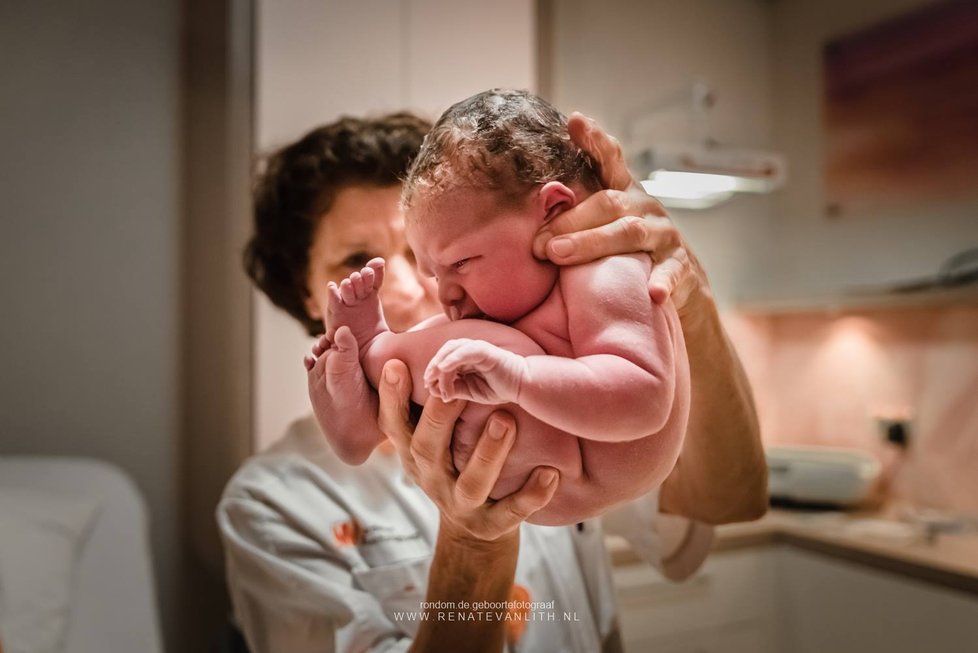 Porodní fotografka Renate van Lith o zákulisí svých fotek.