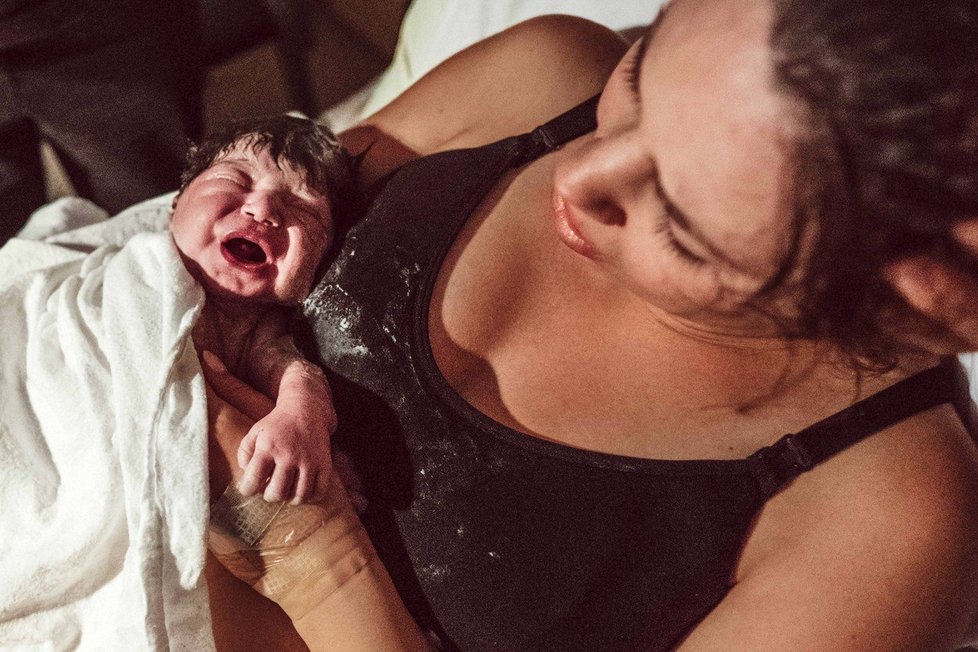 Přímo z porodního sálu. Lacey Barratt se věnuje fotografování porodů. Zachycuje vše, co k němu patří bez jakékoliv přetvářky.