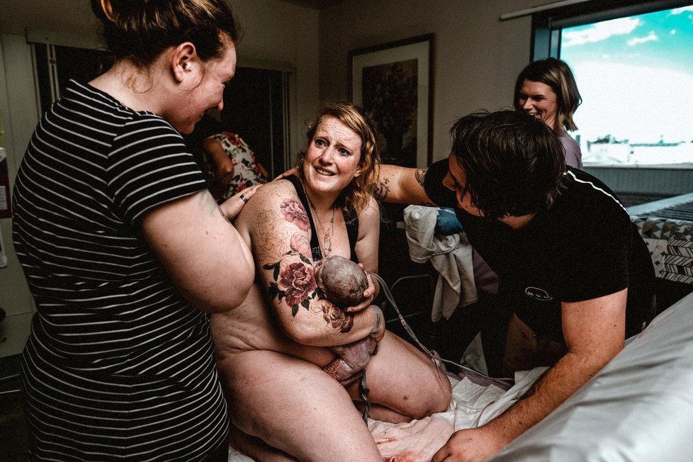 Přímo z porodního sálu. Lacey Barratt se věnuje fotografování porodů. Zachycuje vše, co k němu patří bez jakékoliv přetvářky.