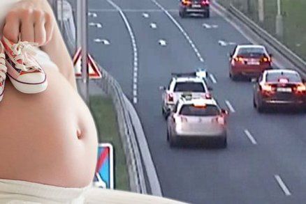 Strážníci taxikářovi rozráželi cestu: Rodící manželku vezl do porodnice