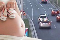 Strážníci taxikářovi rozráželi cestu: Rodící manželku vezl do porodnice