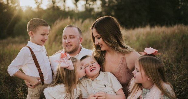 Lauren McDonald s manželem a čtyřmi vlastními dětmi.