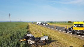 Nehoda motorkáře, autobusu a dvou aut nedaleko Slaného