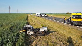 Nehoda motorkáře, autobusu a dvou aut nedaleko Slaného