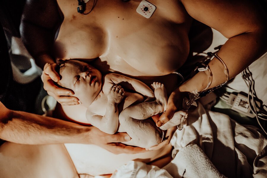 Americká fotografka Brianna Waltman zachytila porod miminka, které zemřelo ve 38. týdnu těhotenství. Chlapeček dostal jméno Henry.