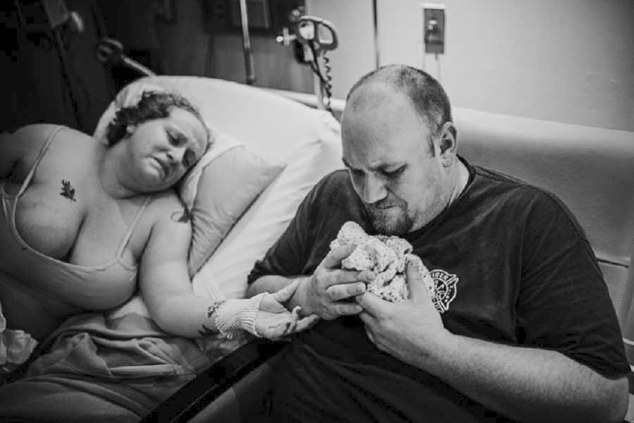 Rodiče si nechali nafotit porod nedonošené dcerky, která žila pouhých sedmnáct minut.