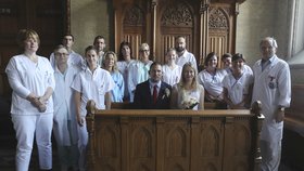 Svatby se zúčastnil i personál, kompletní víkendová služba porodnice u Apolináře, bez jejichž snahy by obřad vůbec nemohl proběhnout.