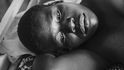 Fotografka zachytila emoce žen při porodu ve Švédsku a v Tanzánii