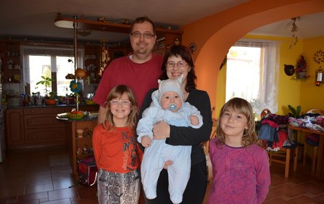 Šťastná rodina s půlročním Adámkem a hlavně pyšný táta Petr, který má přezdívku porodník.