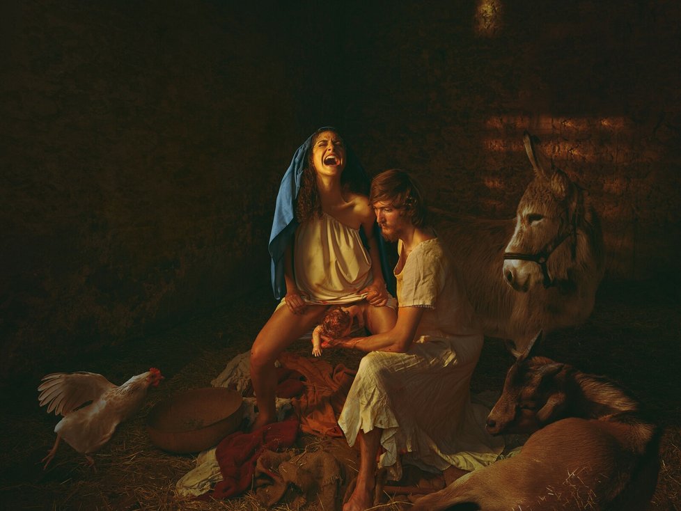 Stvoření člověka představuje křičící Pannu Marii, jak rodí Ježíše ve stáji s Josefem po boku a je obklopena zvířaty.