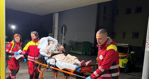Záchranáři během jedné noci vyjížděli ke dvěma porodům. Obě maminky nestihly dojet do nemocnice, porodily doma.