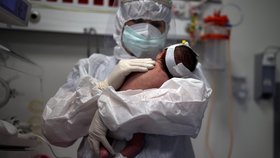 Coviďátka, pandemimina a koroniálové: Rodí se první děti karantény. Přijde baby boom?