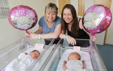Sestry neměly tušení, že rodí v ten samý den ve stejné nemocnici.