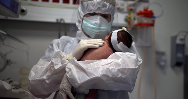 Coviďátka, pandemimina a koroniálové: Rodí se první děti karantény. Přijde baby boom?