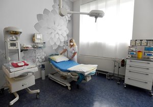 Nové porodní pokoje domácího typu v pražské Fakultní Thomayerově nemocnici.