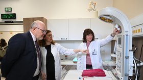 Ministr zdravotnictví Vlastimil Válek (TOP 09), si prohlíží nové porodní centrum U Apolináře, 28. března 2023, Praha.