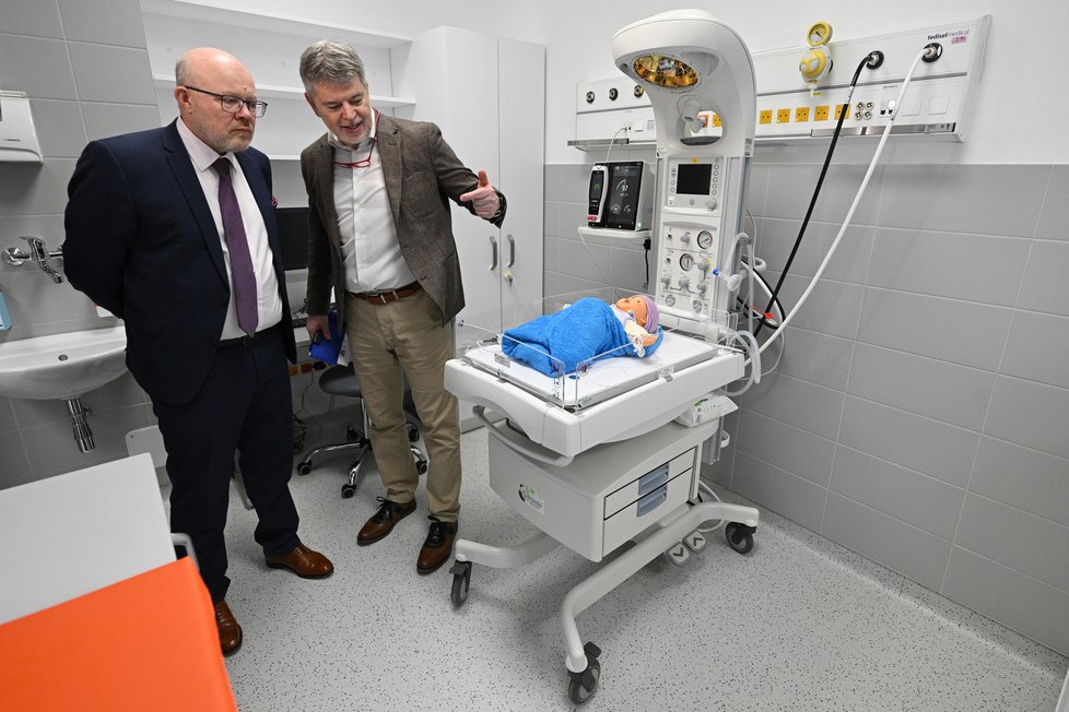 Ministr zdravotnictví Vlastimil Válek (TOP 09) a přednosta Gynekologicko-porodnické kliniky VFN a 1. LF UK David Cibula (vpravo) si prohlížejí nové porodní centrum U Apolináře, 28. března 2023, Praha.