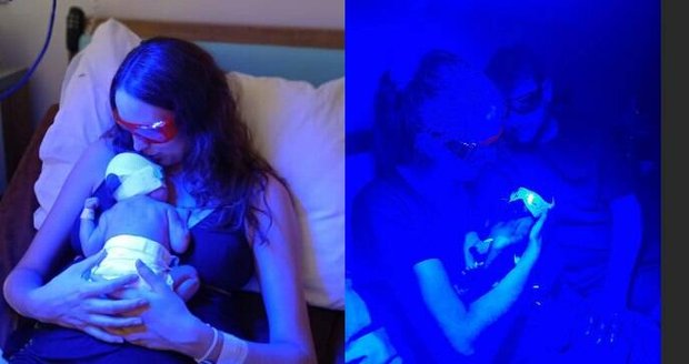 Porodnice Havířov umožňuje rodičům být po dobu fototerapie s novorozeným miminkem.