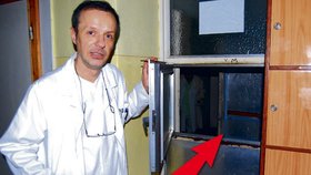 Doktor Herman ukazuje okénko o velikosti 40 krát 60 cm. Tudy ženy utíkají...