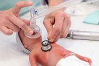 Tluče mu srdce, dýchá a umí kňourat: První dáma pokřtila u Apolináře robo-miminko Paula!