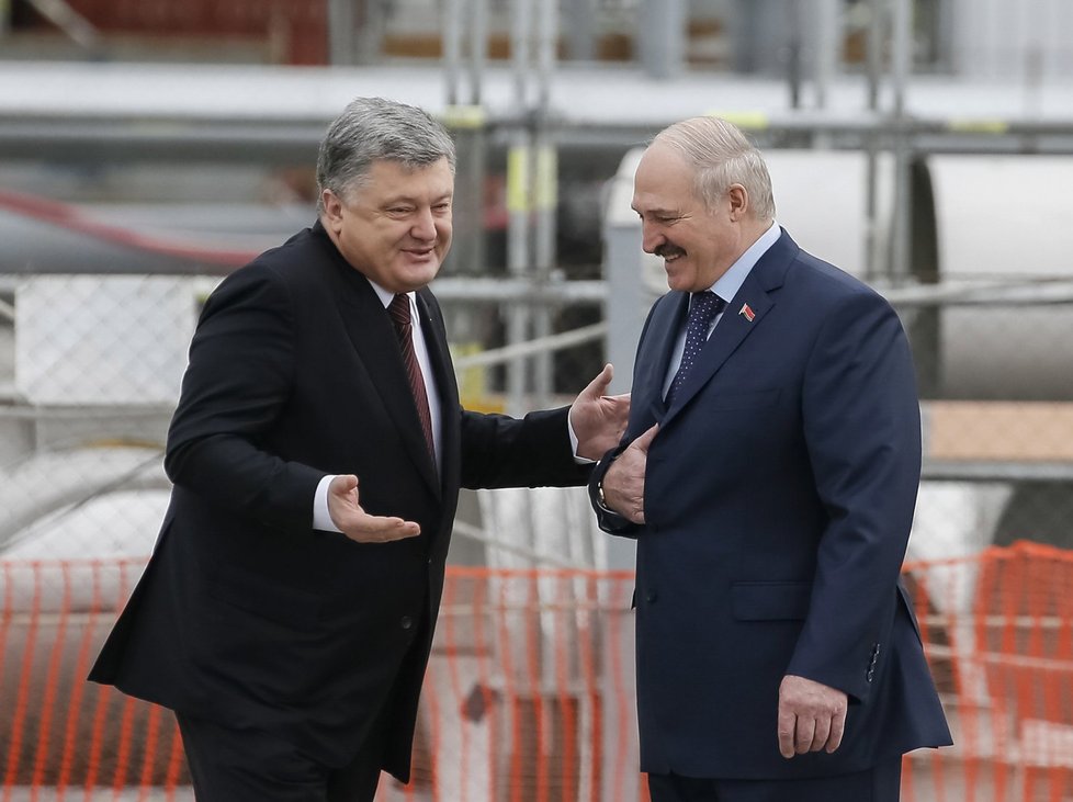 Prezidenti Porošenko (Ukrajina) a Lukašenko (Bělorusko) v Černobylu při vzpomínkové akci na neštěstí.